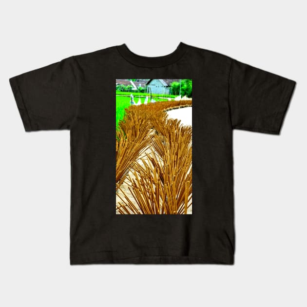 Phia Thap Village des Nungs, Cao Bang, Vietnam Kids T-Shirt by franck380